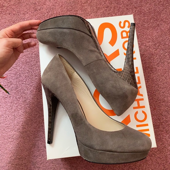 KORS Michael Kors Grey Suede Natural Snake Pumps 8 - Picture 5 of 13